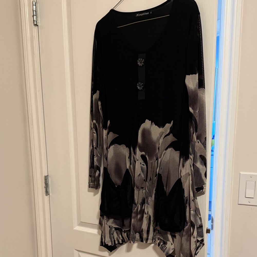 Black and Gray Women's Tunic Top